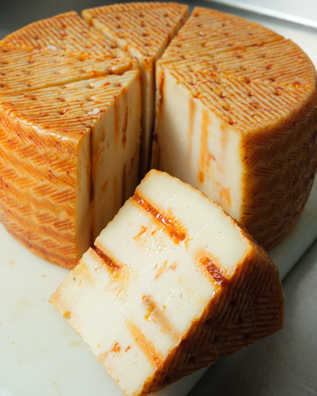 Cuña de queso cabra curado con mojo picón