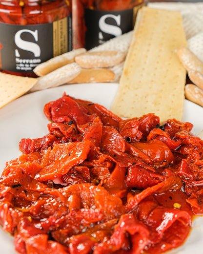 Pimientos del piquilllo en tiras de Serrano
